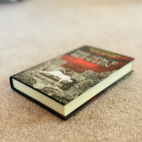 The Space Between - Brenna Yovanoff HC 1st Ed. - Picture 3 of 6